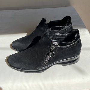 Aquatalia shoes in black suede with side zipper. Good condn Womens size 11